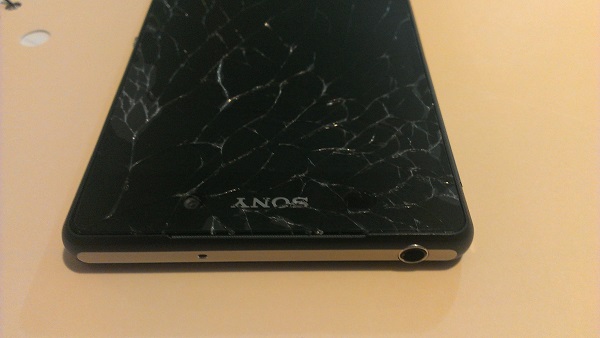 Màn hình Sony Z3 "vô tình" bị vỡ.