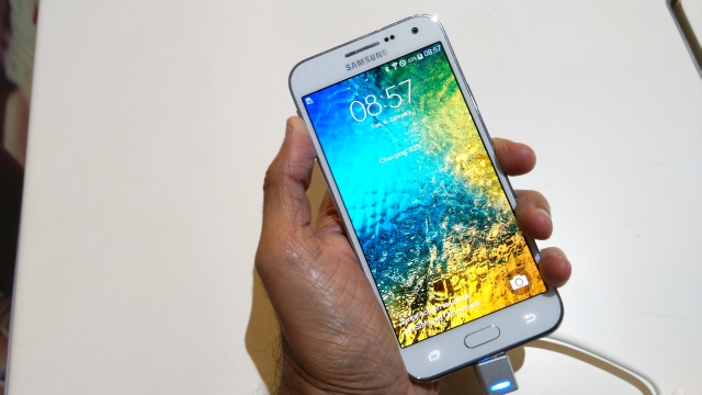 Fix Loi Samsung Galaxy E5 Bi Trang Man Hinh 05